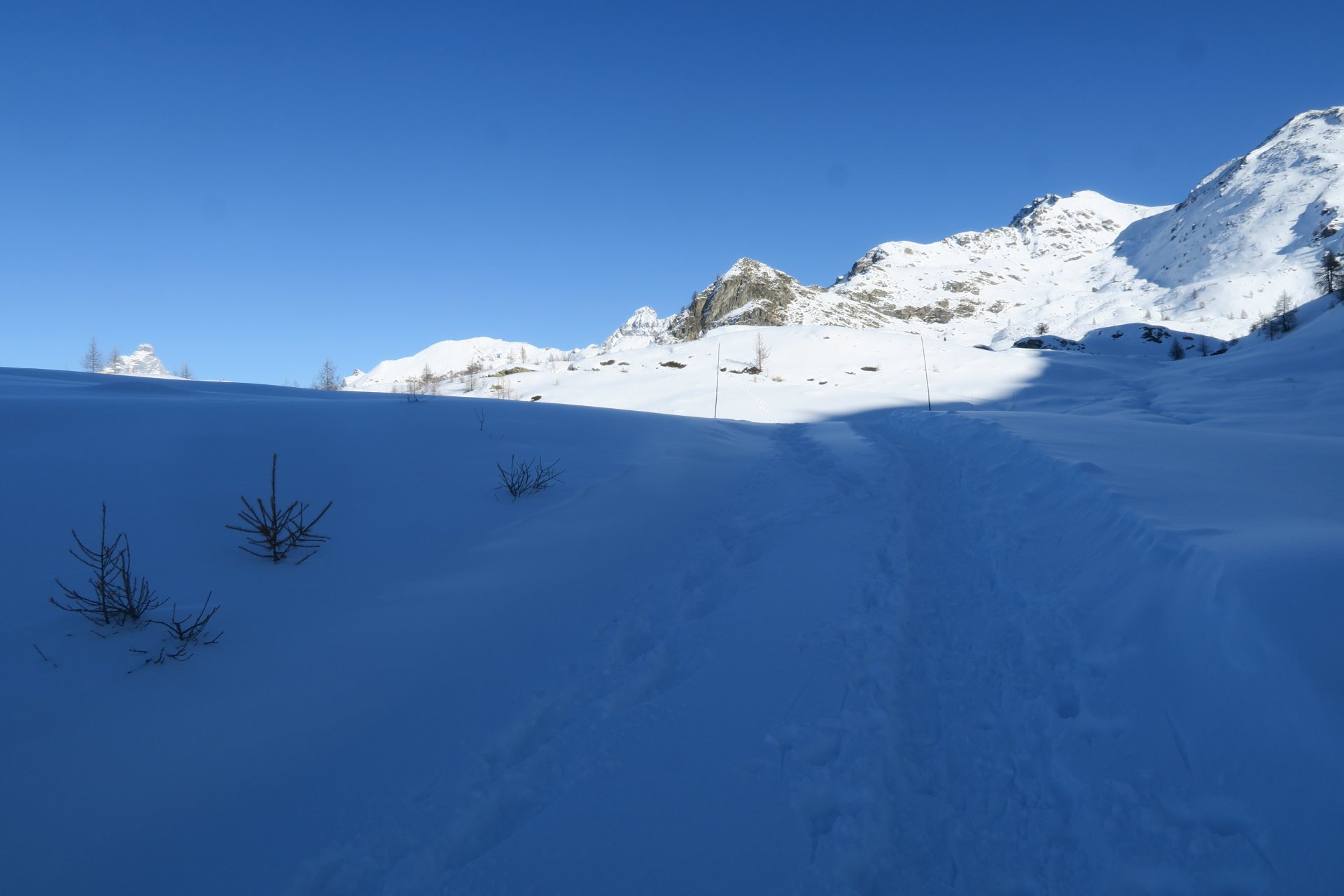 Negli ampi pendii superiori sbuca il Cervino