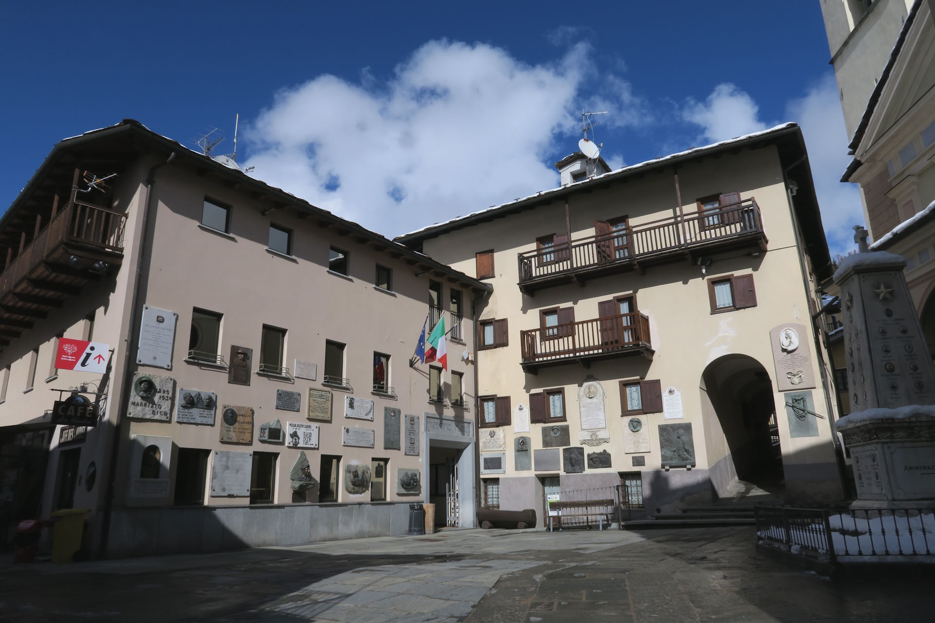 La piazzetta delle guide alpine